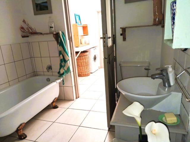 6 Bedroom House For Sale in Stilbaai Wes