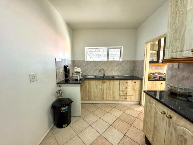 6 Bedroom House For Sale in Summerstrand
