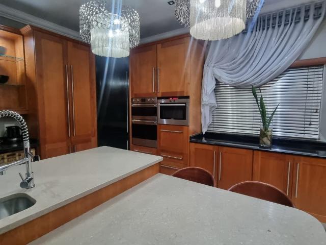 6 Bedroom House For Sale in Sunward Park