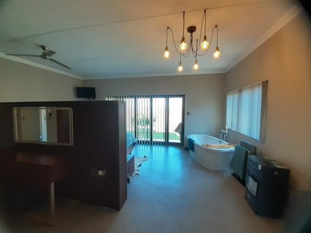 6 Bedroom House For Sale in Sunward Park