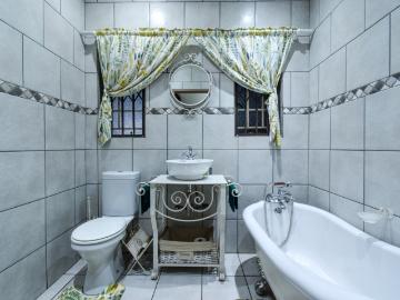 6 Bedroom House For Sale in Pretoria North