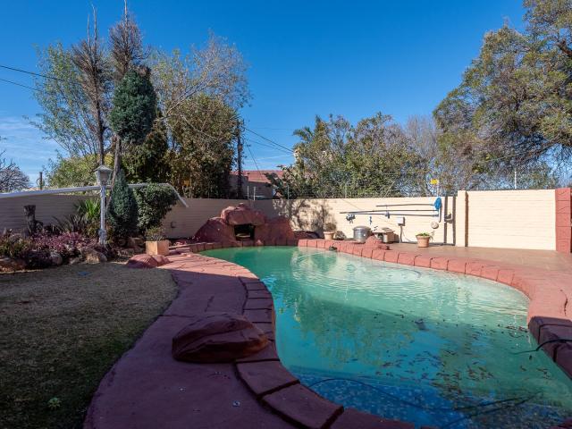 6 Bedroom House For Sale in Robertsham