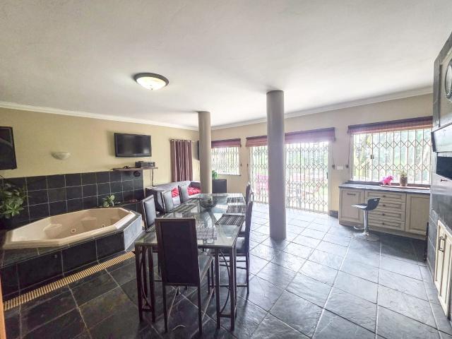 6 Bedroom House For Sale in Rooihuiskraal