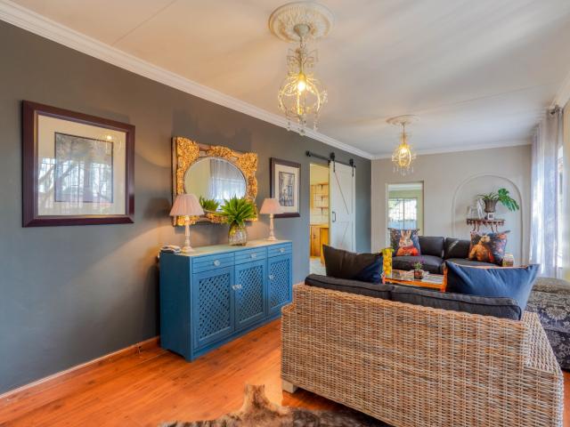 6 Bedroom House For Sale in Rooihuiskraal