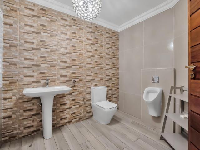 6 Bedroom House For Sale in River Club