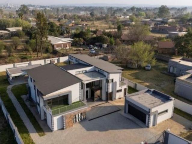 6 Bedroom House For Sale in Riversdale