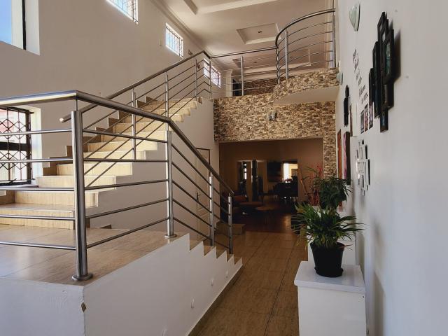 6 Bedroom House For Sale in Ridgeway