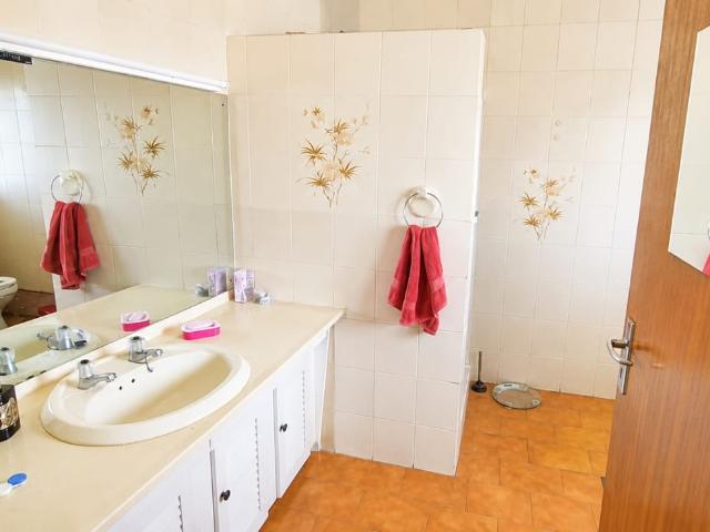 6 Bedroom House For Sale in Ridgeway