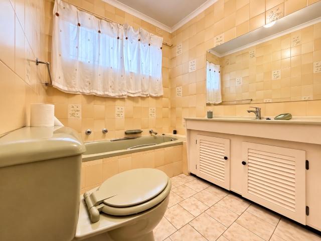 6 Bedroom House For Sale in Ridgeway