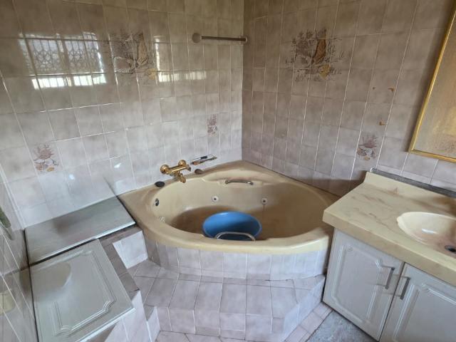 6 Bedroom House For Sale in Woodhurst