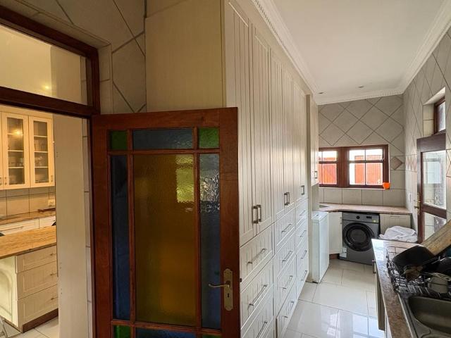 6 Bedroom House For Sale in Waterkloof Heights