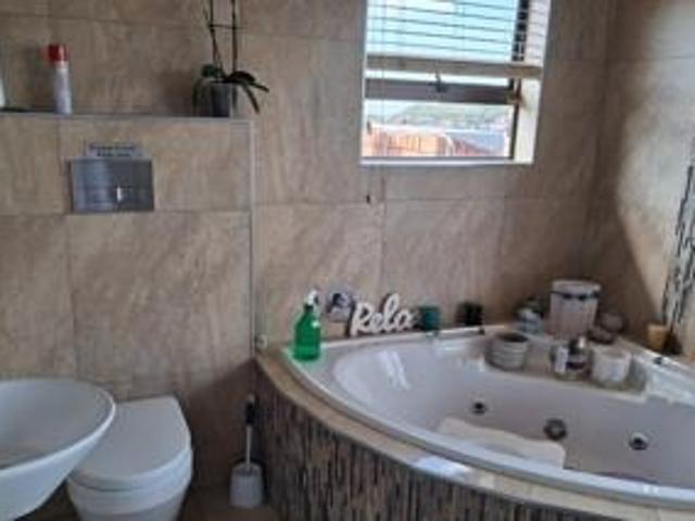 6 Bedroom House For Sale in Winchester Hills