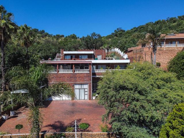6 Bedroom House For Sale in Winchester Hills
