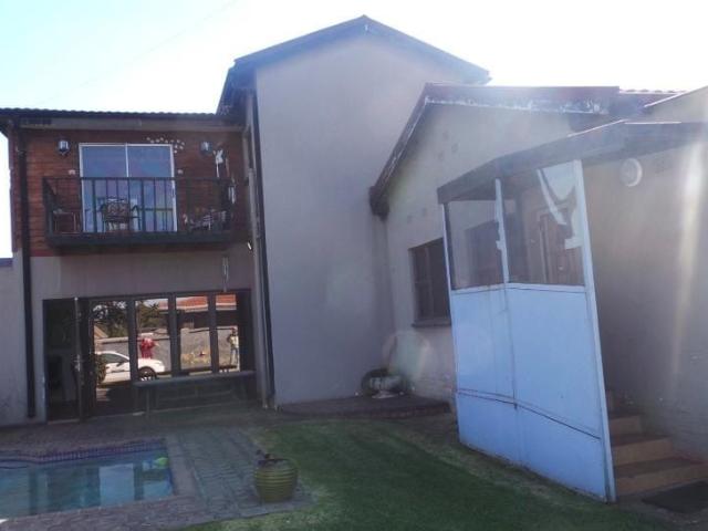6 Bedroom House For Sale in Wychwood