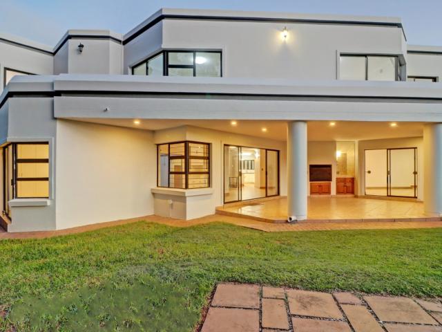 6 Bedroom House For Sale in The Glades