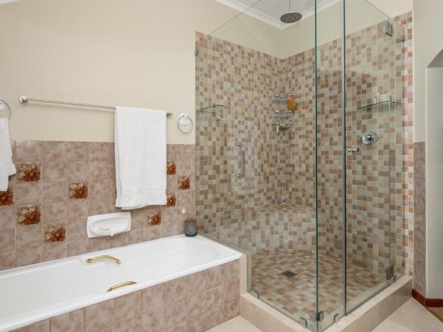 6 Bedroom House For Sale in Theescombe