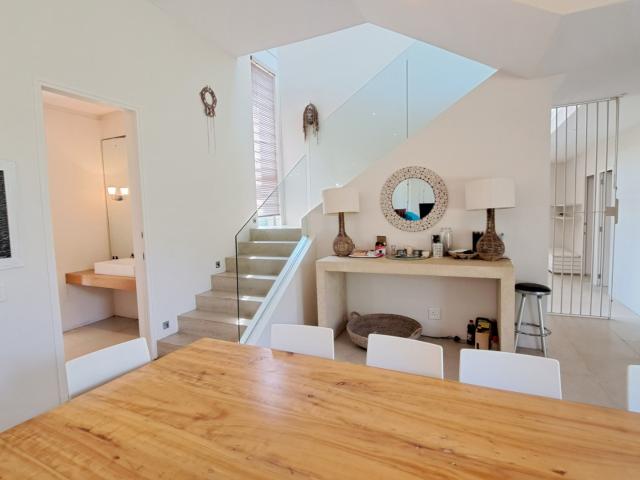 6 Bedroom House For Sale in Umtentweni