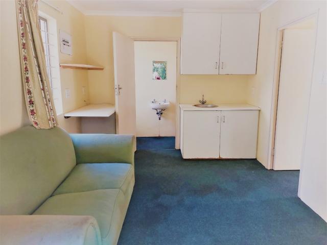 6 Bedroom House For Sale in Umtentweni