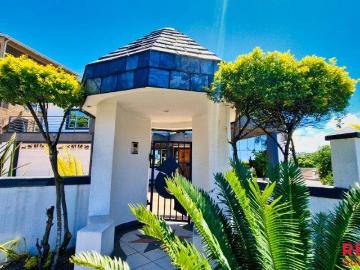 6 Bedroom House For Sale in Umhlatuzana