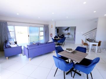 6 Bedroom House For Sale in Uvongo Beach