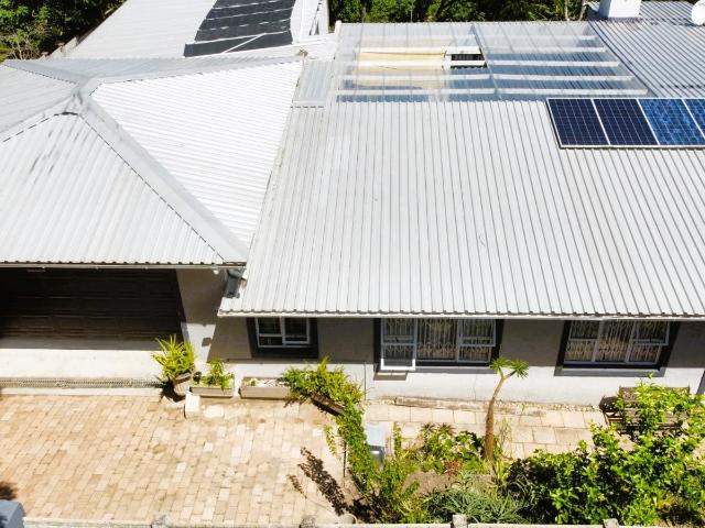 6 Bedroom House For Sale in Uvongo