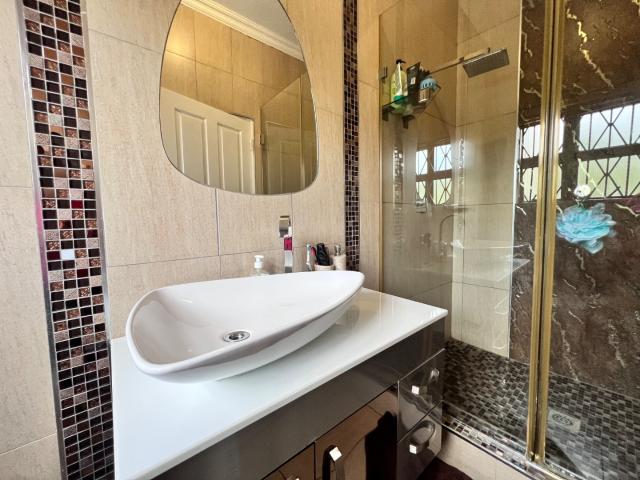 6 Bedroom House For Sale in Vorna Valley