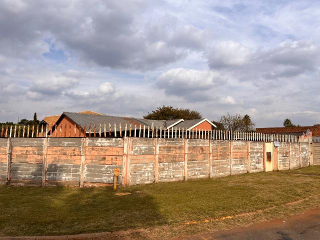 6 Bedroom House For Sale in Van Dyk Park