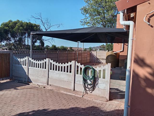 6 Bedroom House For Sale in Vredenburg