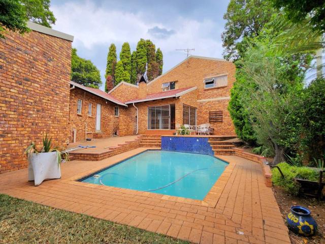 6 Bedroom House For Sale in Zwartkop