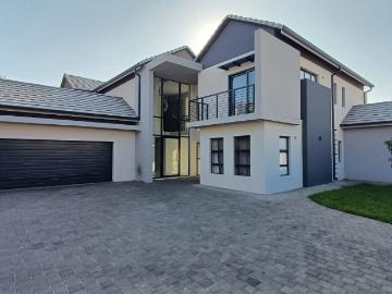 6 Bedroom House For Sale in Zwartkop Golf Estate
