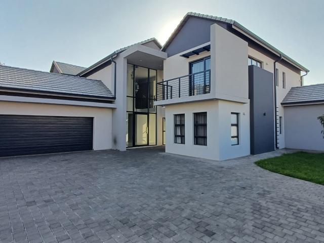 6 Bedroom House For Sale in Zwartkop Golf Estate