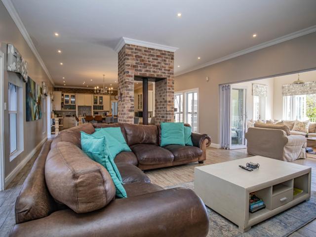 6 Bedroom House For Sale in Zwavelpoort AH