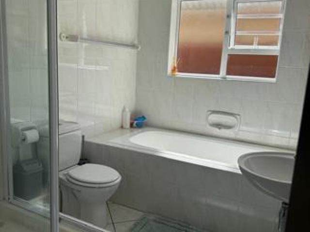 6 Bedroom House in Aston Bay