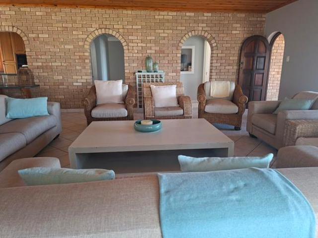 6 Bedroom House in Aston Bay