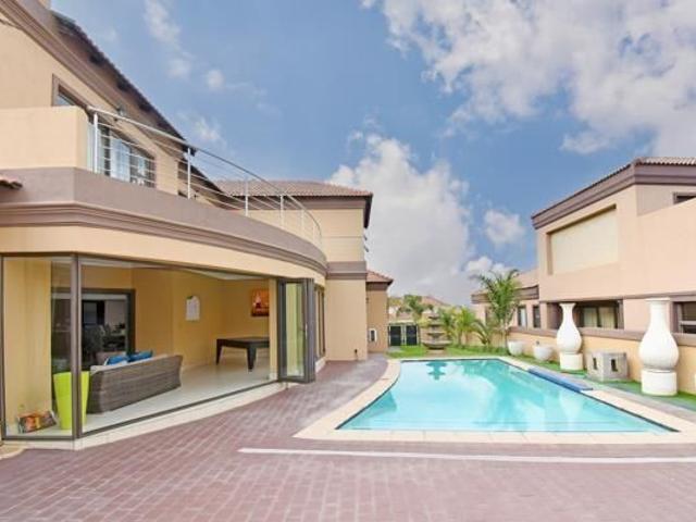 6 Bedroom House in Blue Valley Golf Estate