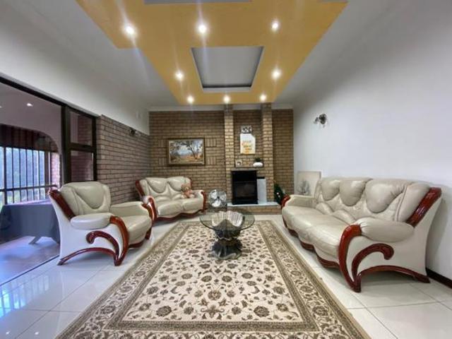 6 Bedroom House in Blackridge