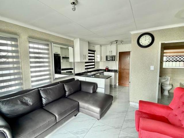 6 Bedroom House in Olievenhoutbosch