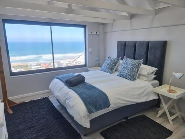 6 Bedroom House in Outeniqua Strand