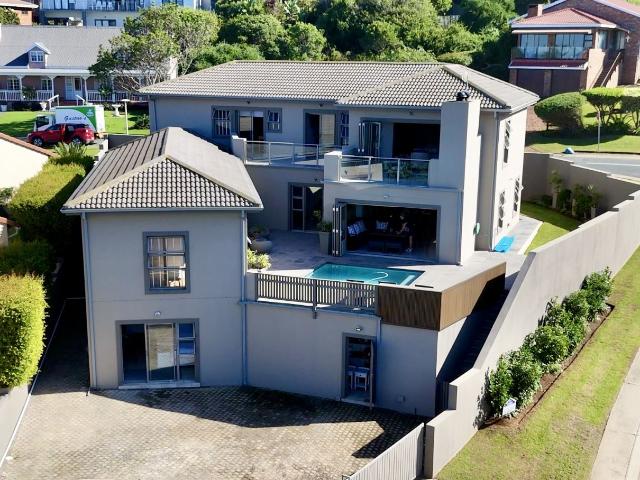 6 Bedroom House in Outeniqua Strand