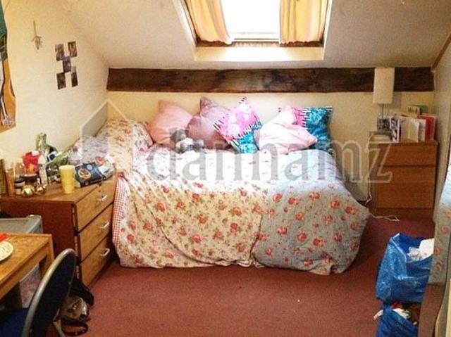 6 bedroom house in Leeds