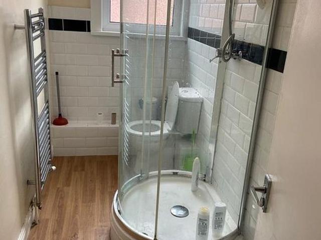 6 bedroom house in Leeds
