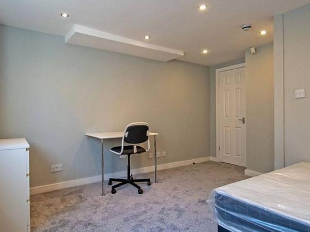 6 bedroom house in Leeds