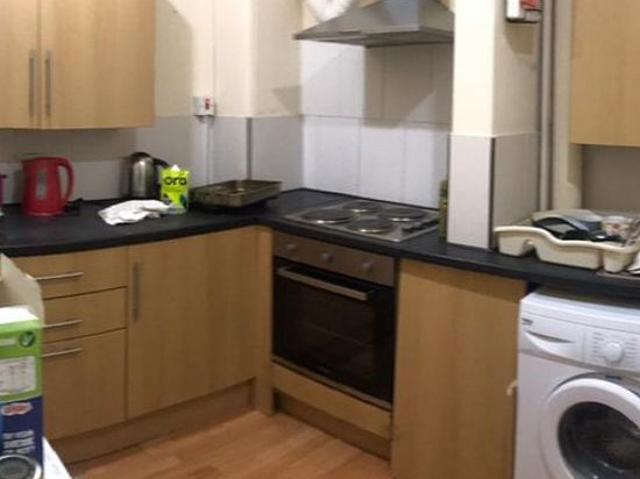 6 bedroom house in Leeds