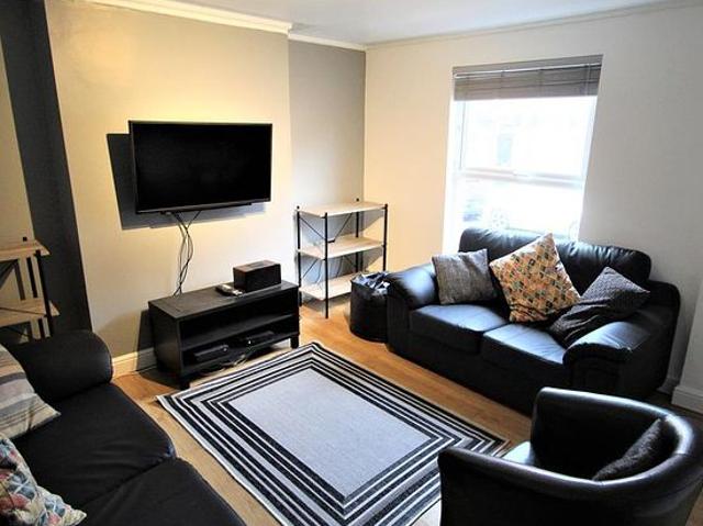 6 bedroom house in Leeds