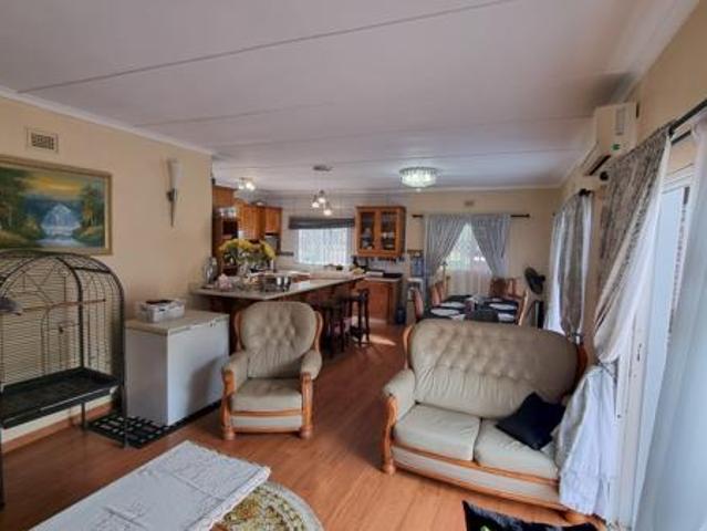 6 Bedroom House in Leisure Bay