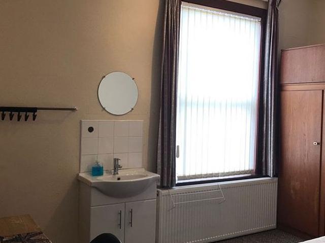 6 bedroom house in Sheffield