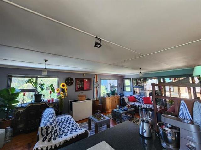 6 Bedroom House in Paradise Beach