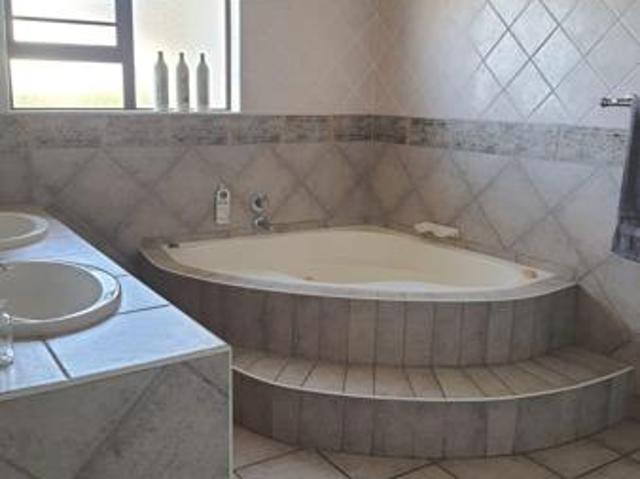 6 Bedroom House in Trafalgar