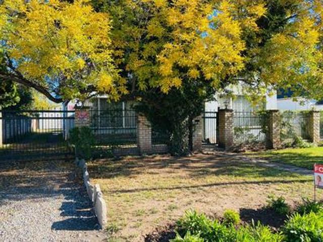 6 bedroom house on the market at que.