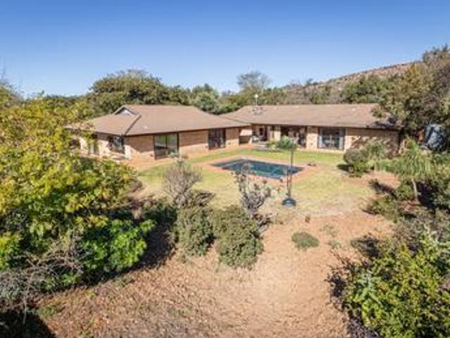 6 bedroom house on the market in poortview